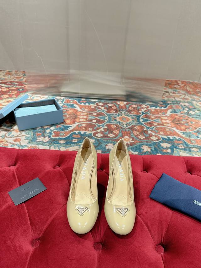 prada 复古可爱普拉达公主糖果风小单鞋，少女必备。 各大网红集结种草神器，prada能在重要场合上用得上了，小清新风带点贵气的感觉，上脚非常完美：穿搭配上此