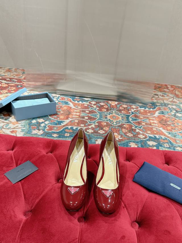 prada 复古可爱普拉达公主糖果风小单鞋，少女必备。 各大网红集结种草神器，prada能在重要场合上用得上了，小清新风带点贵气的感觉，上脚非常完美：穿搭配上此