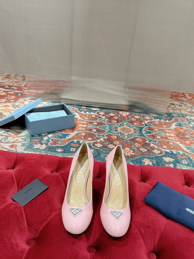 prada 复古可爱普拉达公主糖果风小单鞋，少女必备。 各大网红集结种草神器，prada能在重要场合上用得上了，小清新风带点贵气的感觉，上脚非常完美：穿搭配上此