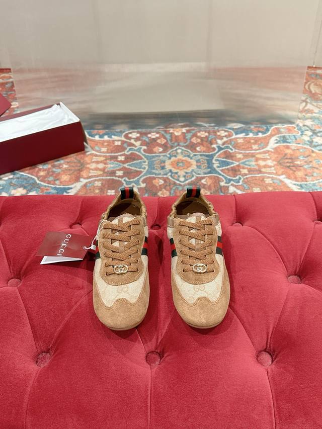 Gucci古驰Shift系列最新款运动鞋系带休闲德训鞋 超多明星网红种草 Gucci Shift系列全新上市，超火的薄底设计 轻盈焕新诠释运动风尚。利落廓形更添