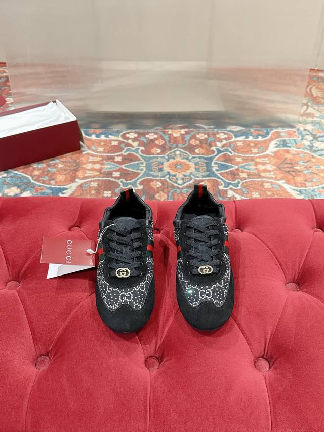 Gucci古驰Shift系列最新款运动鞋系带休闲德训鞋 超多明星网红种草 Gucci Shift系列全新上市，超火的薄底设计 轻盈焕新诠释运动风尚。利落廓形更添