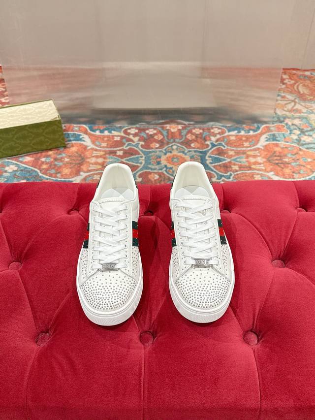 男 Gucci古驰最新Ace系列 小蜜蜂 小白鞋 情侣款 休闲 运动鞋 原版购入开发 做货 古驰自问世以来，Ace系列运动鞋延续品牌叙事，匠心成就主打单品。全新