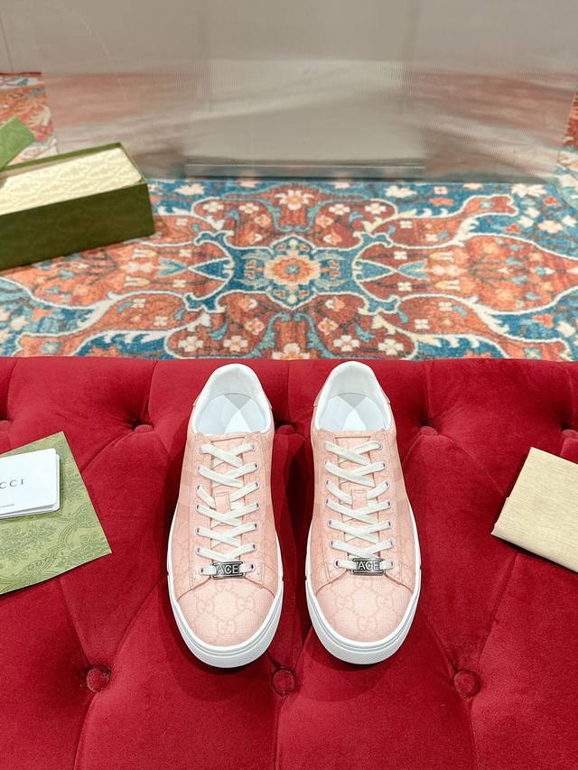 女 Gucci古驰最新Ace系列 小蜜蜂 小白鞋 情侣款 休闲 运动鞋 原版购入开发 做货 古驰自问世以来，Ace系列运动鞋延续品牌叙事，匠心成就主打单品。全新