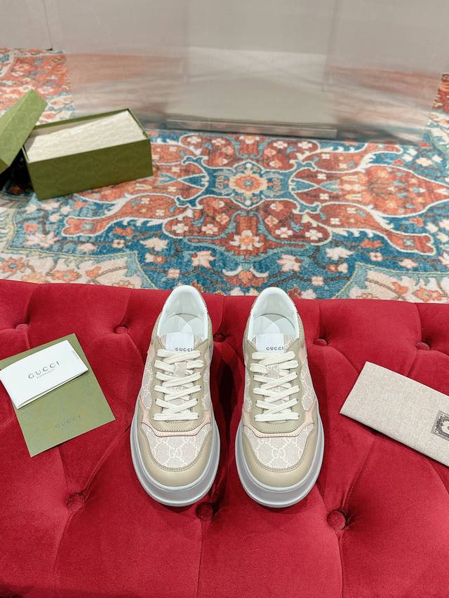 女 Gucci古驰复古情侣款饼干鞋 Gucci Chunky B系列运动鞋～结合老爹鞋 小白鞋 小脏鞋三大经典款元素演绎出品牌所推崇的运动与休闲相融合的设计理念