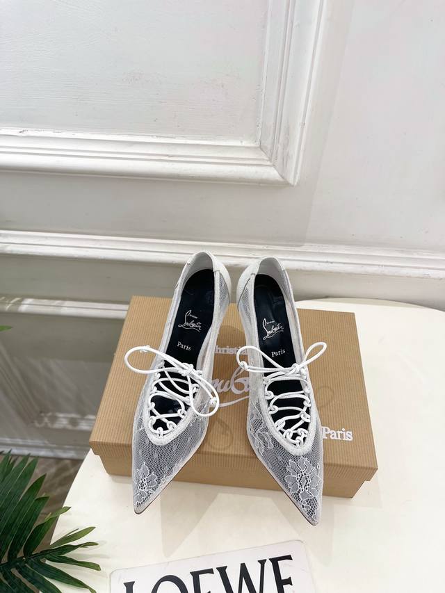 Christian Louboutin路铂廷Cl 红底鞋 25Ss最新尖头蕾丝系带高跟鞋系列，魅惑华丽的顶级硬货上新 Bs明星同款，平台主播、网红博主倾情演绎，