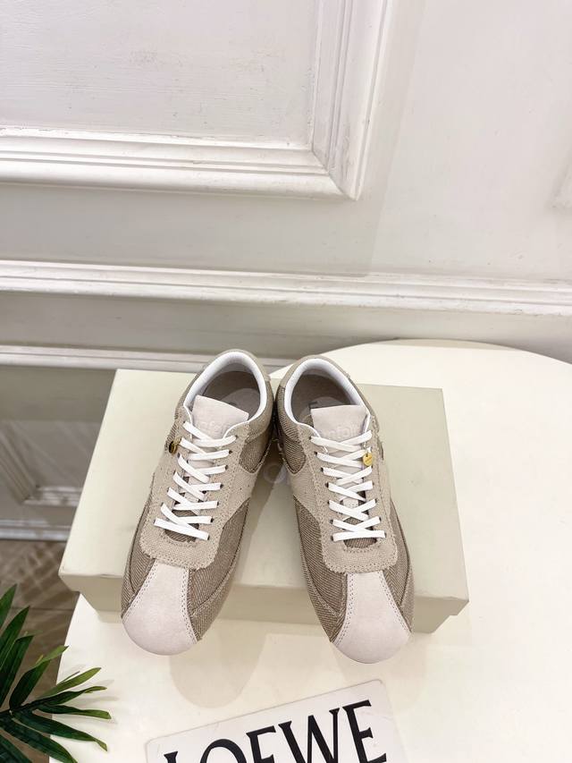 Unfolio 25 秋冬新品休闲复古阿甘鞋 德训鞋 作为这两年最受欢迎的鬼才设计师品牌，设计简单、奢华的质感让你爱不释手 不想满大街撞款的可以看看这个品牌，比