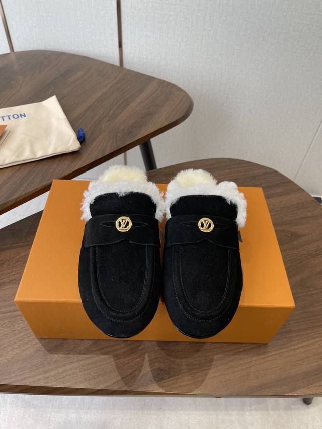 Louis Vuitton Lv最新秋冬可爱 羊毛 半拖 单鞋 雪地靴 勃肯鞋型体，把时髦想要的元素融为一体！ 鞋面用皮条纯手工缝制，彰显手工作品的魅力 内里皮