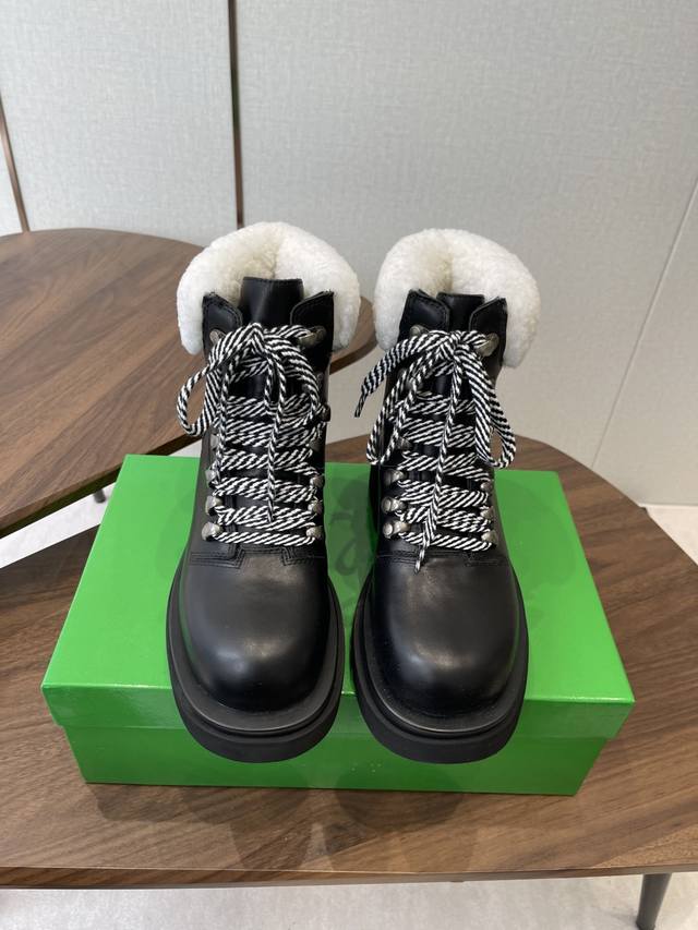 Bottega Veneta 24Ss最新、顶级版市场最高版本的Bv 系带大黄靴 平底短靴 接受材质对比 鞋型对比 工艺对比 最好的潮流是实穿又帅气的，本季流行