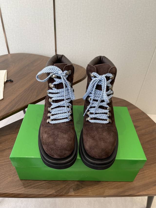 Bottega Veneta 25Ss最新、顶级版市场最高版本的Bv 系带大黄靴 平底短靴 接受材质对比 鞋型对比 工艺对比 最好的潮流是实穿又帅气的，本季流行