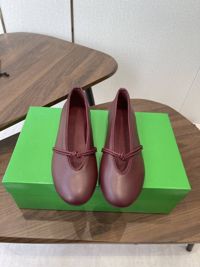 Bv Rosa 芭蕾舞鞋 杏色 小羊皮 圆皮花边 镶嵌鞋口 单鞋系列 平底设计 柔软舒适 内置垫脚 云朵般舒适 手工编织花边 镶嵌鞋口 超级柔软舒适 这款经典款