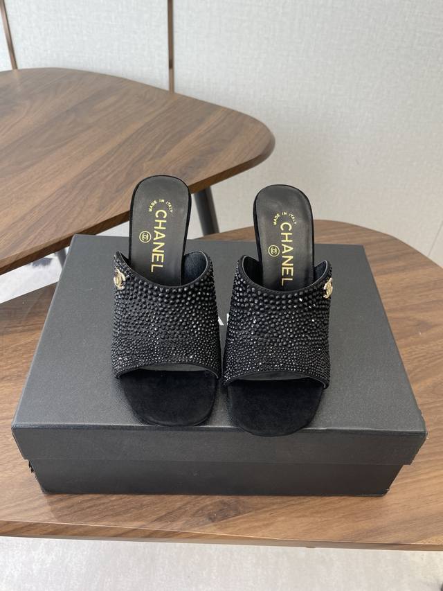 Chanel 2026早春度假系列爆品小香双C扣鱼嘴蜜儿高跟拖鞋小矮跟凉拖鞋 简约时尚，整体采用穆勒鞋款式，这种鞋型没有鞋带或复杂的固定结构，穿脱方便，同时展现