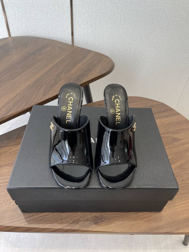Chanel 2026早春度假系列爆品小香双C扣鱼嘴蜜儿高跟拖鞋小矮跟凉拖鞋 简约时尚，整体采用穆勒鞋款式，这种鞋型没有鞋带或复杂的固定结构，穿脱方便，同时展现