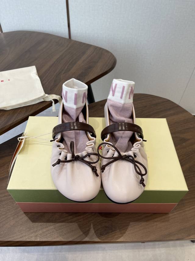 袜子10 Marni玛尼26Fw Angelababy同款褶皱蝴蝶结芭蕾舞鞋平底玛丽珍单鞋 圆头轮廓、撞色鞋面、棕色蝴蝶结与鞋口绑带，整体呈现可爱、极简的调性。