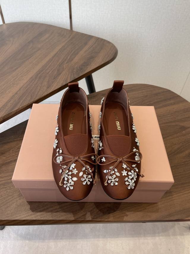 Miu Miu 缪缪 26Ss 春夏季新款 芭蕾舞 缪家以芭蕾的灵动意韵融于日常. 以现代笔触刻画舞鞋经典轮廓！ 超软的绵羊皮质款芭蕾舞鞋. 从经典日式鞋履汲取