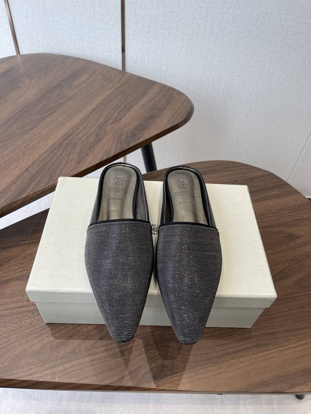 Brunellocucinellibc 26Ss 春夏平底方头拖鞋 方头鞋一贯是很有女人味的 优雅 精致不急不缓 是有一种气质的这是很多乐福鞋比拟不了的 但是如