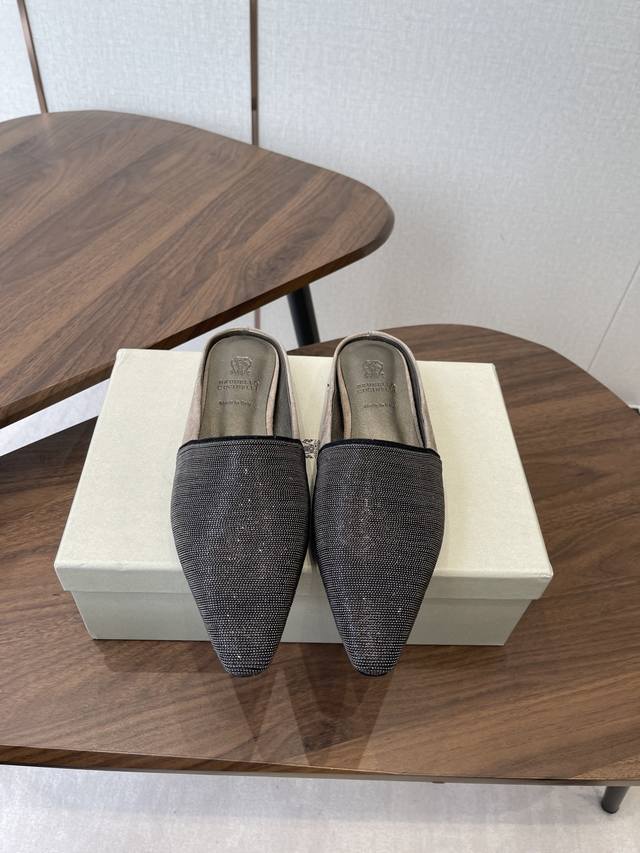 Brunellocucinellibc 26Ss 春夏平底方头拖鞋 方头鞋一贯是很有女人味的 优雅 精致不急不缓 是有一种气质的这是很多乐福鞋比拟不了的 但是如