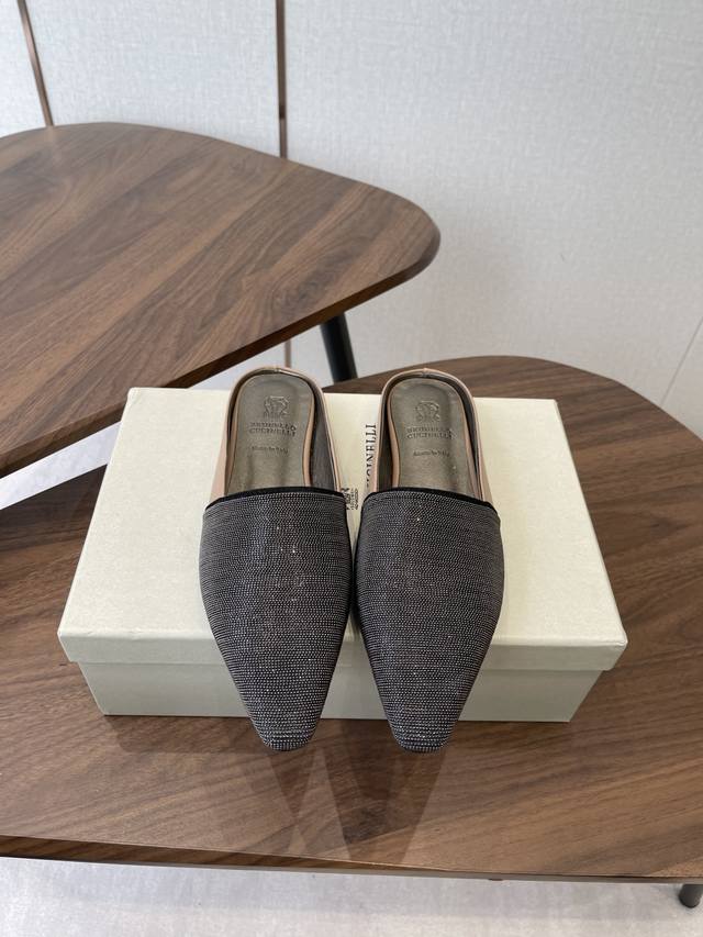 Brunellocucinellibc 26Ss 春夏平底方头拖鞋 方头鞋一贯是很有女人味的 优雅 精致不急不缓 是有一种气质的这是很多乐福鞋比拟不了的 但是如