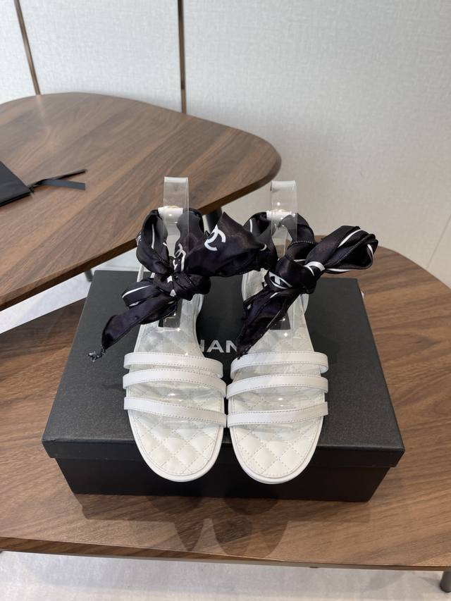 Chanel 香奈儿 26Ss春夏最新款蝴蝶结高跟时装凉鞋 超多网红时尚博主种草 高级感舒适，配女神们的半身裙，不规则的小圆头，晚宴系列专属高跟鞋贯穿整季Loo