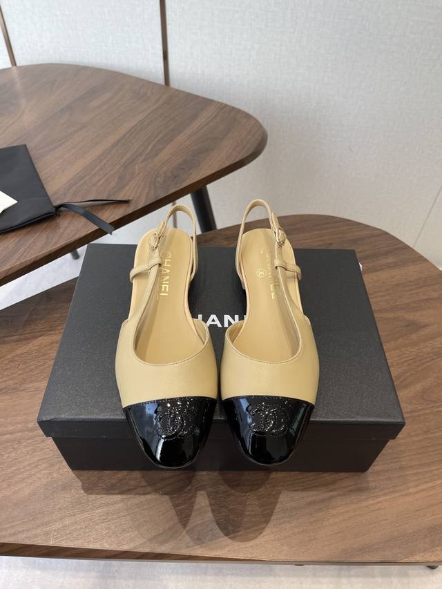 Chanel 26Ss 香奈儿 后空凉鞋 单鞋早秋系列火爆上新，这一季香家小爆款！ 真的一眼爱了，经典拼色完美搭配！ 真的超级有个性，是这款鞋子最大的亮点，醒目