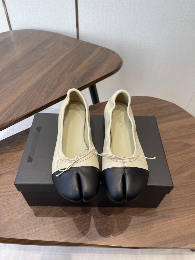 Christen分趾芭蕾鞋平底鞋单鞋 头采用模仿日本传统足袋的分趾造型，将大脚趾与其余脚趾分开，视觉辨识度极强，采用芭蕾平底鞋的无跟设计，鞋面使用柔软的羊皮材质