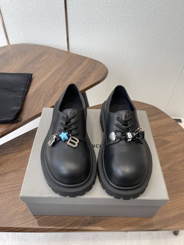 Balenciaga 巴黎世家 Hummer Lace-Up Bootie2025秋冬的系带乐福鞋 以其独特的魅力脱颖而出，乐福鞋上那典型的硬件效果不仅彰显了岁