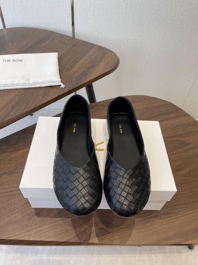 The Row 26Ss 春夏新款 单鞋编织鞋面 这款是Row经典款的改良，鞋底加厚，了三分之一，脚感会舒适不少，脚掌视觉上加宽了，更具松弛感，对宽脚越加友好！