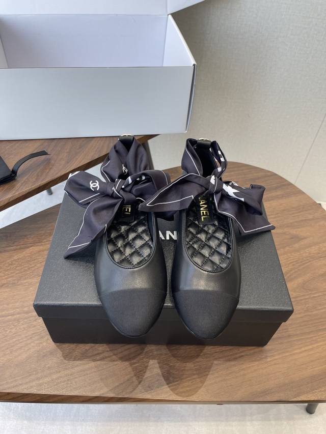 Chanel 香奈儿 25Ss 春夏秀款 玛丽珍 蝴蝶结单鞋 第一眼看上就被种草了根据天气变化自由穿搭！套上袜套春夏秒变可爱单鞋！秒变魔法公主 鞋面采用进口羊皮