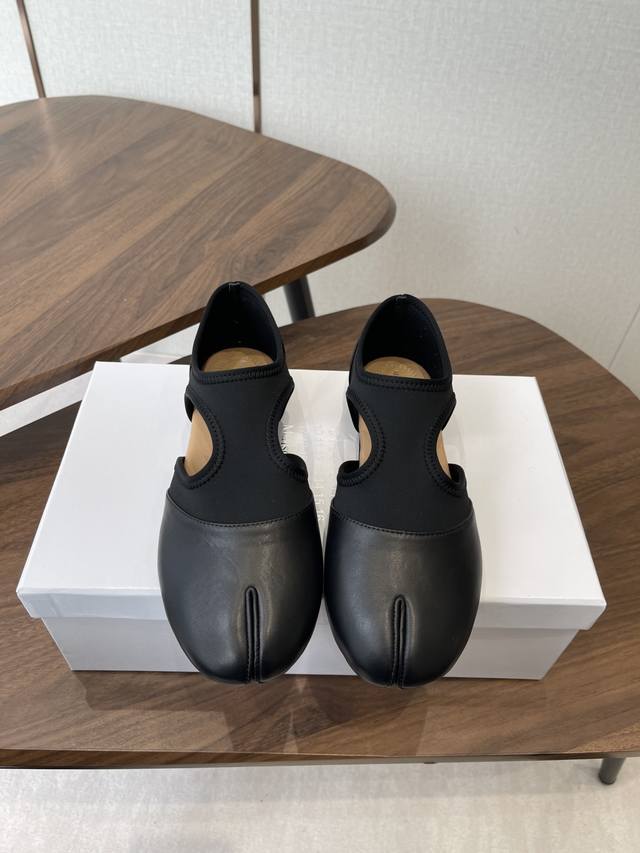 Maison Margiel方头弹力带芭蕾鞋平底玛丽珍鞋单鞋 采用标志性的猪蹄分趾设计，将脚趾区域做分叉处理，是当下潮流的小众设计元素，辨识度极高。选用柔软的皮