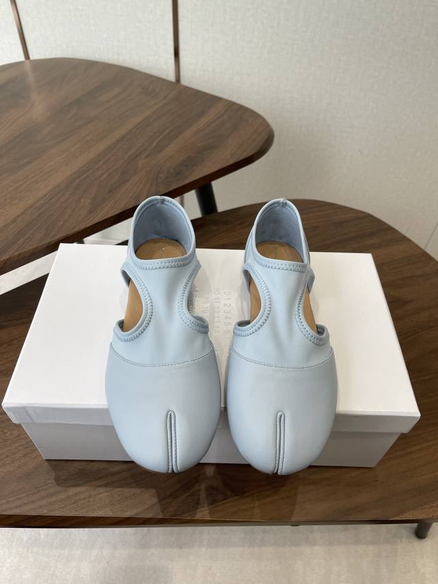 Maison Margiel方头弹力带芭蕾鞋平底玛丽珍鞋单鞋 采用标志性的猪蹄分趾设计，将脚趾区域做分叉处理，是当下潮流的小众设计元素，辨识度极高。选用柔软的皮