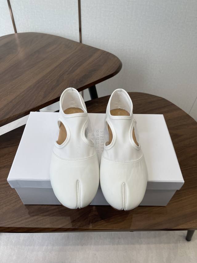 Maison Margiel方头弹力带芭蕾鞋平底玛丽珍鞋单鞋 采用标志性的猪蹄分趾设计，将脚趾区域做分叉处理，是当下潮流的小众设计元素，辨识度极高。选用柔软的皮