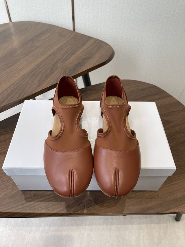 Maison Margiel方头弹力带芭蕾鞋平底玛丽珍鞋单鞋 采用标志性的猪蹄分趾设计，将脚趾区域做分叉处理，是当下潮流的小众设计元素，辨识度极高。选用柔软的皮