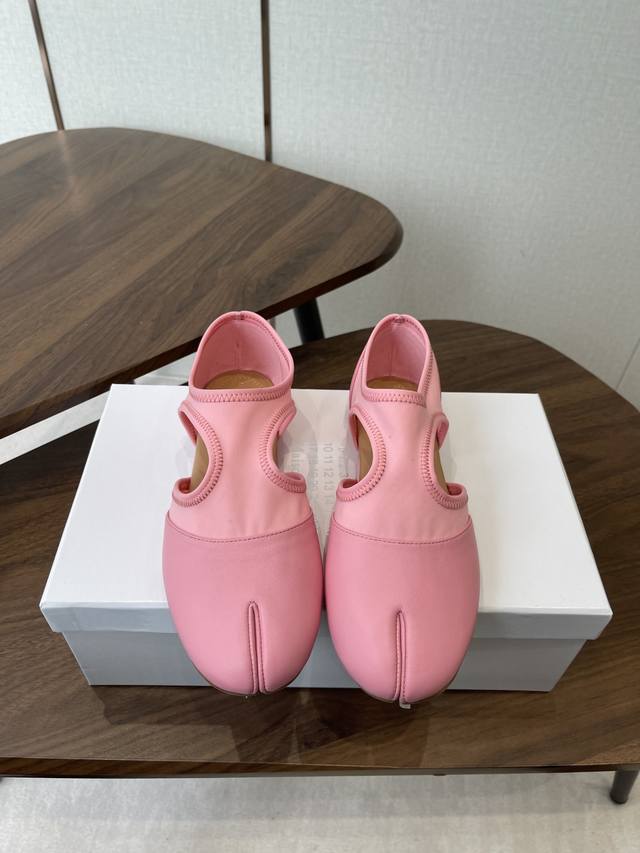 Maison Margiel方头弹力带芭蕾鞋平底玛丽珍鞋单鞋 采用标志性的猪蹄分趾设计，将脚趾区域做分叉处理，是当下潮流的小众设计元素，辨识度极高。选用柔软的皮