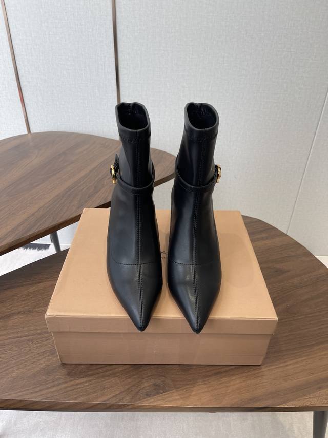 吉安维托 罗西Gianvit* Rossi 25秋冬尖头短靴 素面设计，简单大方。时尚亮点！ 秉承了其传统意大利工艺，专注精巧细节，打造优雅女人味，每一双罗西的