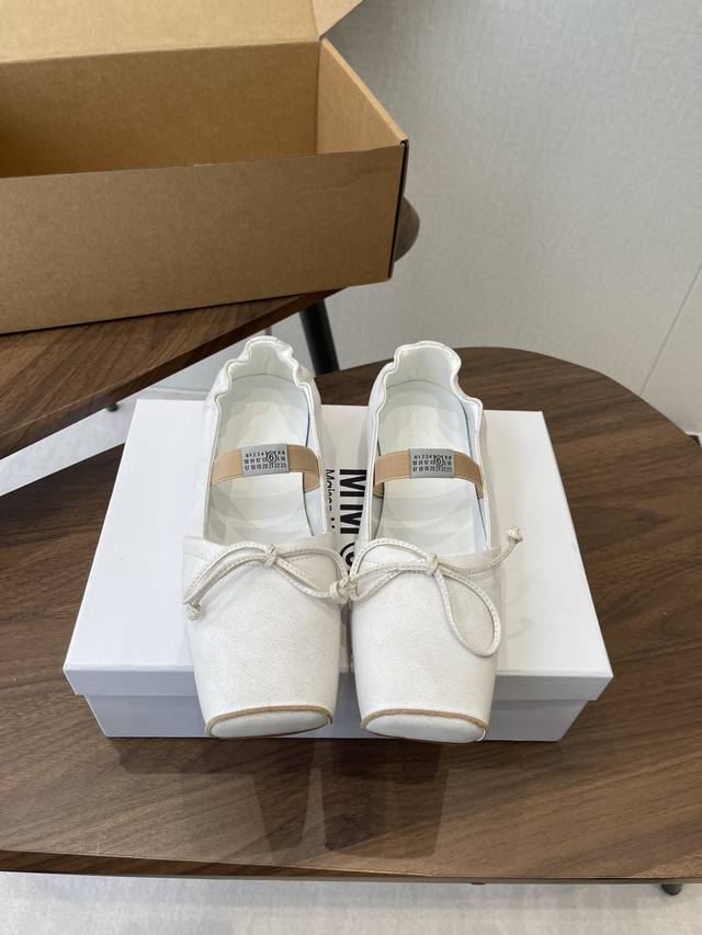 Maison Margiel方头弹力带芭蕾鞋平底玛丽珍鞋单鞋 采用品牌标志性的贴合脚型的雕塑感轮廓，鞋面柔软且线条流畅，兼顾贴合度与设计感。方头+芭蕾元素融合：