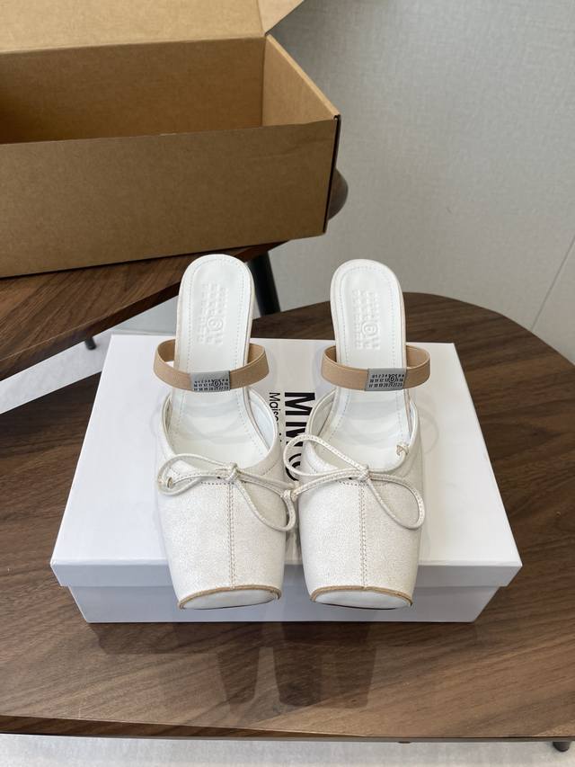 Maison Margiel方头弹力带芭蕾鞋平底鞋凉鞋 采用品牌标志性的贴合脚型的雕塑感轮廓，鞋面柔软且线条流畅，兼顾贴合度与设计感。方头+芭蕾元素融合：经典方