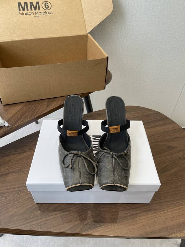 Maison Margiel方头弹力带芭蕾鞋平底鞋凉鞋 采用品牌标志性的贴合脚型的雕塑感轮廓，鞋面柔软且线条流畅，兼顾贴合度与设计感。方头+芭蕾元素融合：经典方