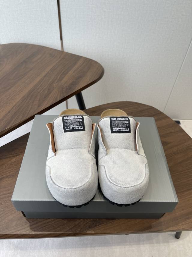 Balenciaga 巴黎世家 26春 穆勒博肯半拖鞋 Dumbo Mule开启复古慵懒风 2026春季系列非走秀款 Dumbo Mule 穆勒鞋正式亮相，凭独