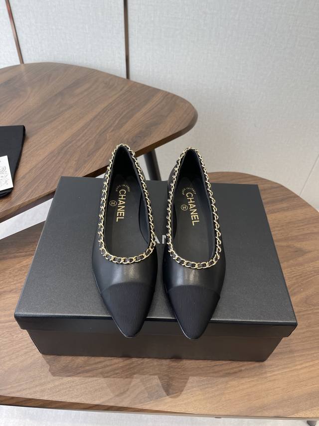 Chanel 经典款 链条鞋 好看的小香玛丽珍芭蕾单鞋，喜欢的明星和红人都在穿，让我更加喜欢这款鞋少女心爆棚，穿上就仙，可以搭配各种风格白色玛丽珍几乎很少，只有