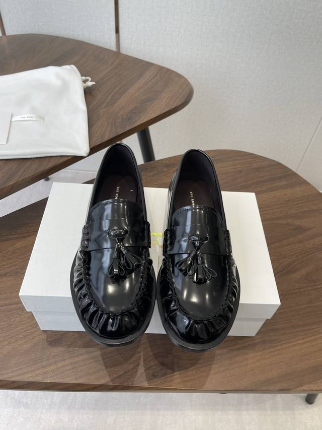 莞产The Row25Ss秋冬新款极简平底褶皱流苏乐福鞋休闲鞋 极简高级的乐福鞋型，搭配流苏装饰+褶皱鞋头细节，既保留经典感又有品牌标志性的低调精致感，内里为小