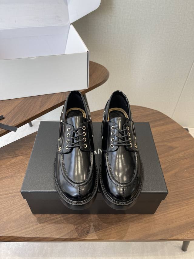 Chanel 25Ss 秋冬新款乐福鞋 官网同步上 专柜断货王 各大博主社交日推款 这季新款简直闭眼入，上脚狂好看，率性的休闲运动风，飒爽又自然，演绎香奈儿的时