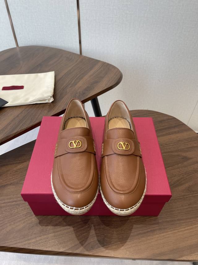 Valentino 华伦天奴 26Ss 春夏新品V扣乐福鞋 Valentino Garavani 的经典“Roman Stud”系列以全新的诠释方式首发！ 最新