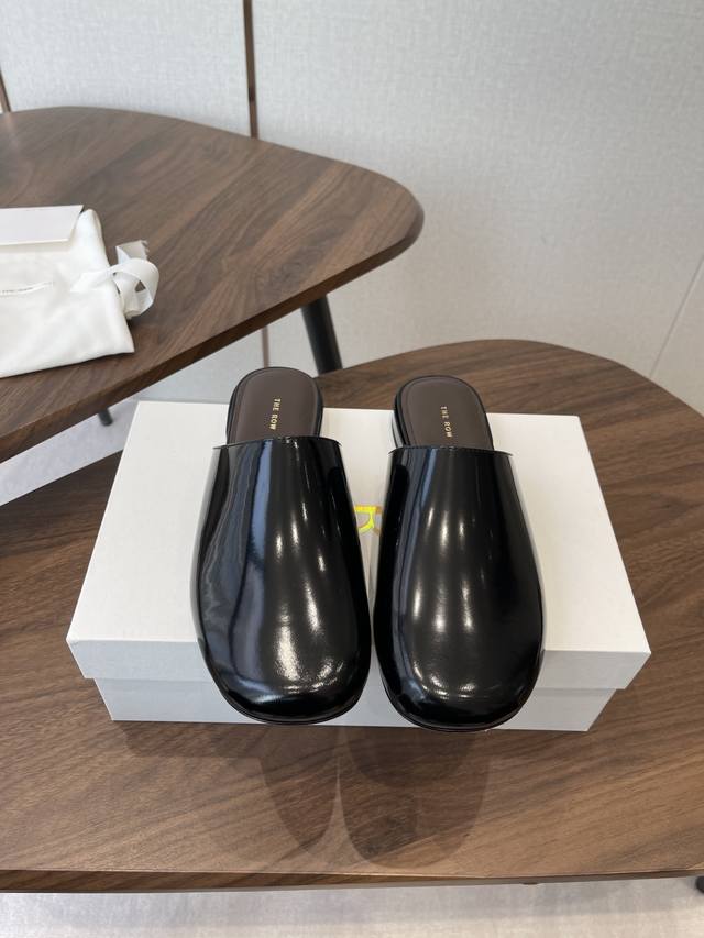 莞产The Row新款罗马穆勒拖，第一眼看到这个鞋子就爱上了，带点复古味随性搭配性感迷人好看！一贯极简风格，没有任何Logo点缀，简单即是高级 这一款包容性挺广