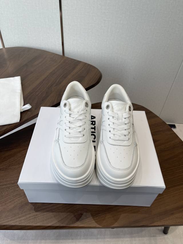 纯原Article No 厚底面包鞋增高鞋 小白鞋 休闲鞋。 搭配拖地裤、阔腿裤的一定入厚底休闲鞋哦，可以轻松搭配超多风格和造型 搭配任何衣服都炒鸡洋气～这款版