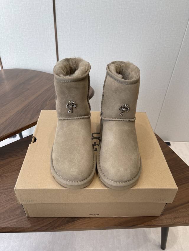 Ugg X克罗心 25Ss 情侣款 秋冬保暖带扣中筒雪地靴 鞋面采用翻毛皮材质，内里填充羊毛，实现保暖与质感的结合。中筒靴型搭配侧边扣带设计，既提升了造型的时尚