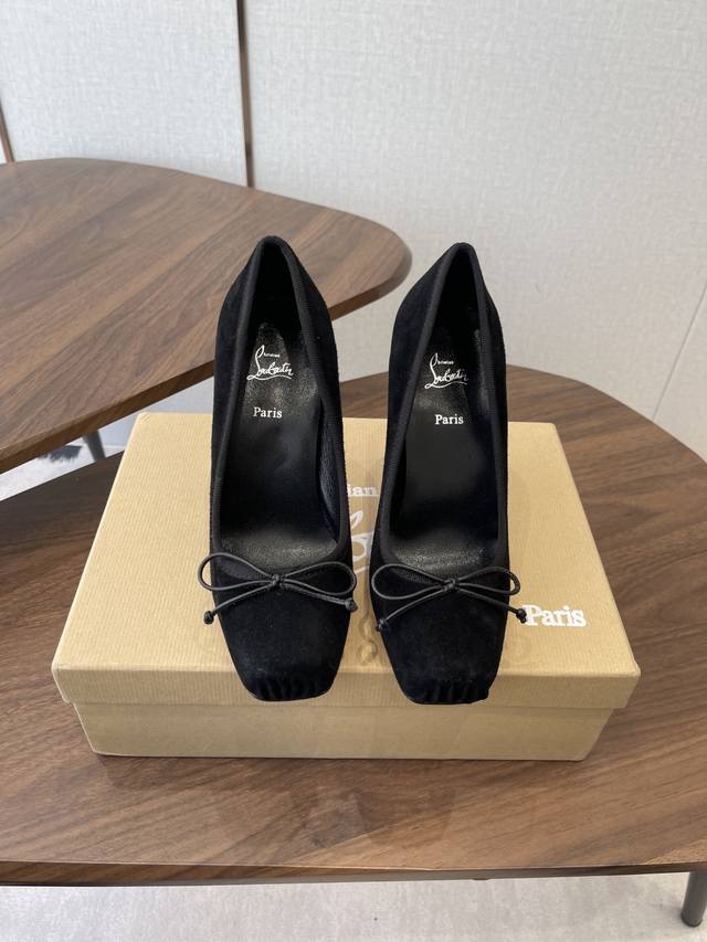 Christian Louboutin 春夏新款时装走秀芭蕾蝴蝶结高跟单鞋 Cl红底永远的Yyds 红底高跟 新款红底芭蕾高跟鞋 没什么好说的 就是一整个美疯