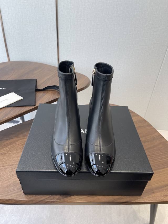 Chanel 小香 25Ss 秋冬新款 圆头后拉链短靴 这款厚底在欧美街拍中出境率超高，Ins也是火了一把，调鞋楦都调了一个月 整体线条流畅性保持跟原版一致，真