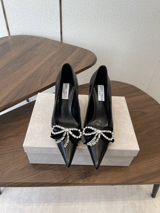 Jimmy Choo 25Ss 春夏 蝴蝶结系列Jc新款 高跟 单鞋 模糊鞋履与珠宝配饰之间的界线 鲜明 Jimmy Choo 风格设计。 精美上优美悬垂，宛如