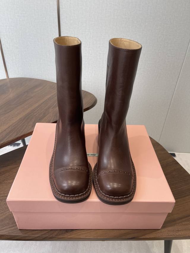 短靴 p 高靴 今年的靴子来的有点早Miumiu 短靴 Miumiu今年做了时尚领头羊，率先靴子出来啦， Miumiu新款 短靴 秋冬秀款长靴新品经典机车靴造型