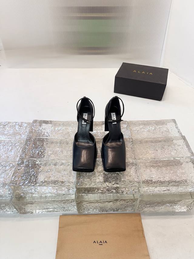 2025早秋新款 Alaia阿莱亚 极简风时髦精粗跟方头单鞋高跟中空凉鞋 时尚达人都在寻觅一双能兼顾舒适与风格的短靴 而这双无疑是这个季节的最佳答案！ 经典方头