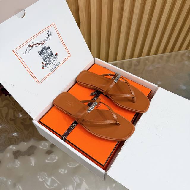 Hermes 爱马仕 Miss凉鞋系列 H家经典Kelly扣人字拖鞋细带夹趾平底凉拖鞋 顶级品质 配高档飞机盒 小牛皮凉鞋，搭配迷你版本的经典Kelly鞋扣。交